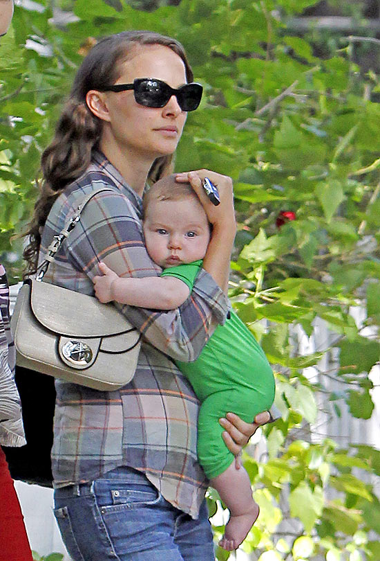 A atriz Natalie Portman e seu filho Aleph