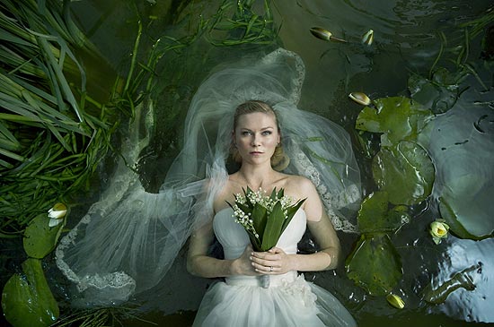 Cinema: a atriz Kirsten Dunst em cena do filme "Melancolia" ("Melancholia"), (Dinamarca/Suécia/França/Itália/Alemanha, 2011), direção de de Lars von Trier. (Foto: Divulgação) *** DIREITOS RESERVADOS. NÃO PUBLICAR SEM AUTORIZAÇÃO DO DETENTOR DOS DIREITOS AUTORAIS E DE IMAGEM ***