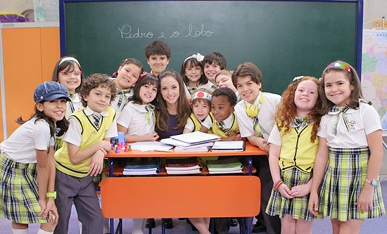 Crianças do elenco do remake da novela mexicana "Carrossel" posa ao lado Rosanne Mulholland, a professora Helena