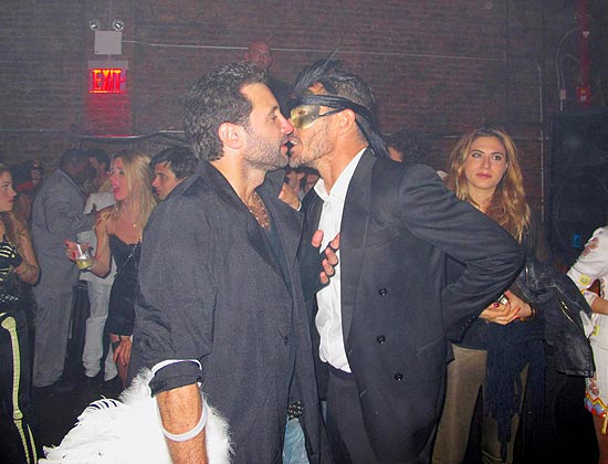 Foto divulgada por agência insinua que Mansur beija mascarado em festa de halloween