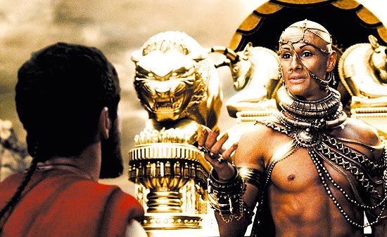 Santoro, caracterizado como o rei Xerxes, contracena com Gerard Butler em cena do filme &quot;300&quot;
