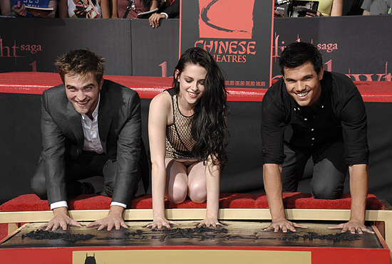 Robert Pattinson, Kristen Stewart e Taylor Lautner deixam suas pegadas na calçada do Teatro Chinês