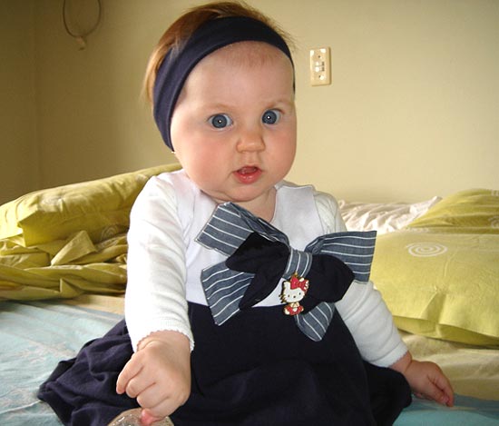 A pequena Manuela ganhou uma faixa de cabelo e um laço que combinam com seus olhos azuis