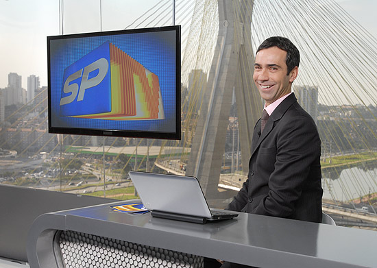 César Tralli na bancada do "SPTV", que perdeu audiência