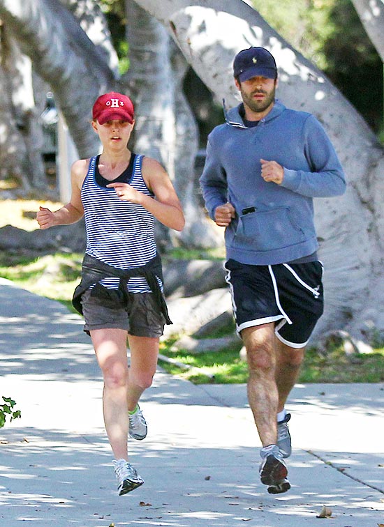 Natalie Portman e o marido correm em Los Angeles; se exercitar diminui ganância por dinheiro