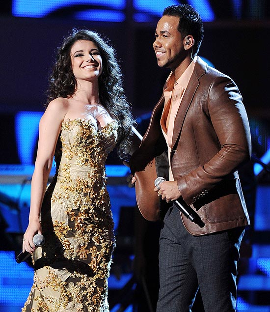 Paula Fernandes se apresentou na premiação com o cantor Romeo Santos