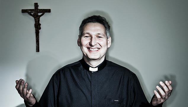 'Só falta arrancarem a batina', diz padre Marcelo sobre fãs