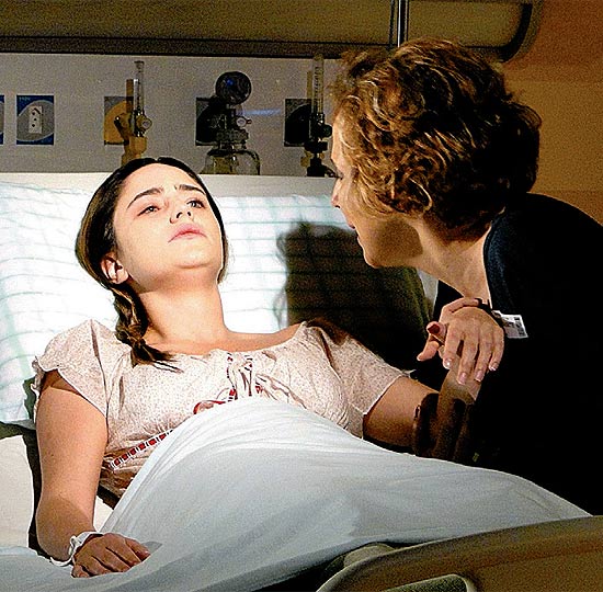 Ana (Fernanda Vasconcellos) surpreende Eva (ana Beatriz Nogueira) ao sair do coma, na segunda-feira, em "a Vida da Gente" (Globo)