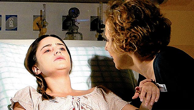 Ana (Fernanda Vasconcellos) surpreende Eva (ana Beatriz Nogueira) ao sair do coma em "a Vida da Gente"
