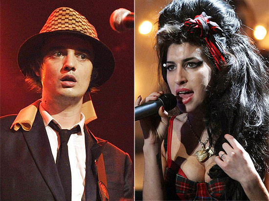 O músico britânico Pete Doherty e Amy Winehouse