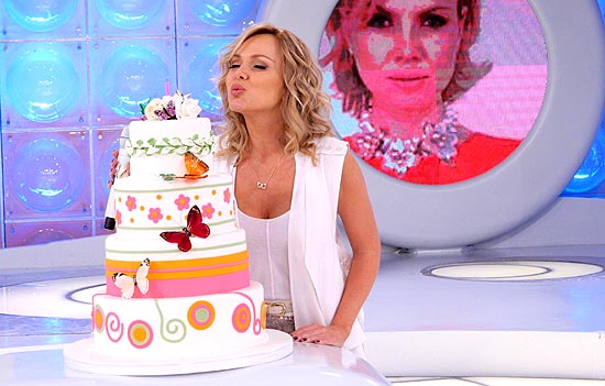 A apresentadora Eliana apaga as velas do bolo do aniversário de 38 anos