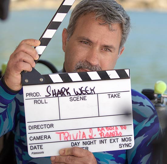 O documentarista Lawrence Wahba se prepara para apresentar a "Semana do Tubarão"