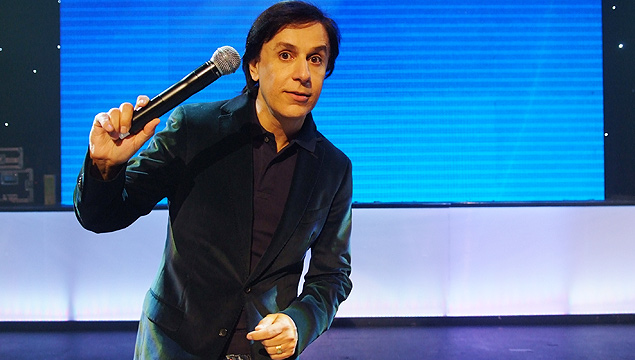 O comediante Tom Cavalcante, que estreia o espetáculo "No Tom do Tom"