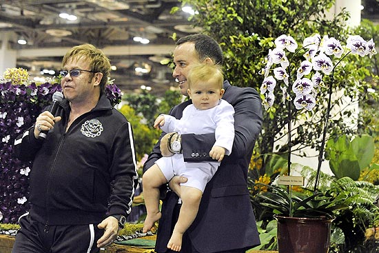 O cantor Elton John (à esq.) ao lado do marido, David Furnish, e do filho, Zachary, em 2011