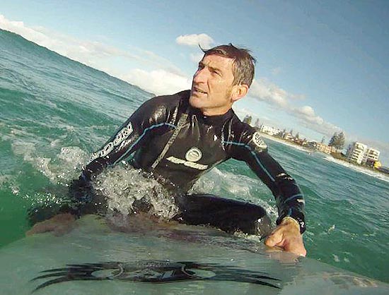 Surfista reencontra câmera e descobre imagens do fundo do mar