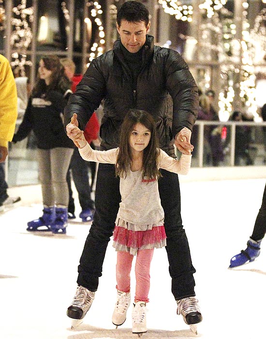 Suri com o pai, o ator Tom Cruise, em foto de novembro de 2011