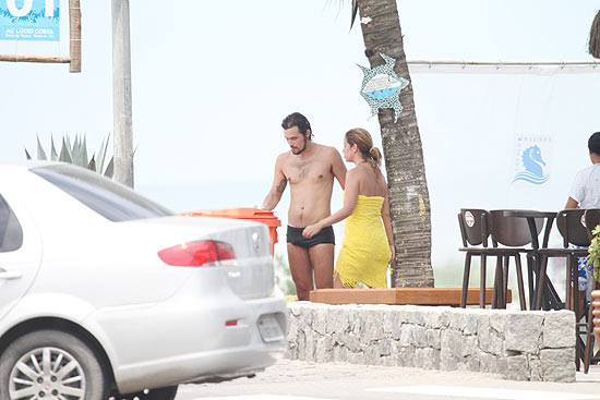 Bruno Ferrari e Paloma Duarte depois de caminhada na praia da Reserva