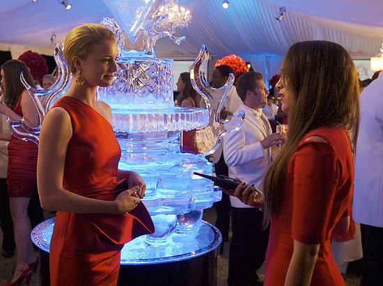 As atrizes Emily Van Camp e Ashley Madekwe em cena do primeiro episódio de "Revenge", série que o Sony estreia no Brasil
