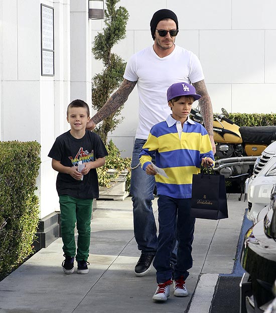 David Beckham faz compras com os filhos Romeo e Cruz