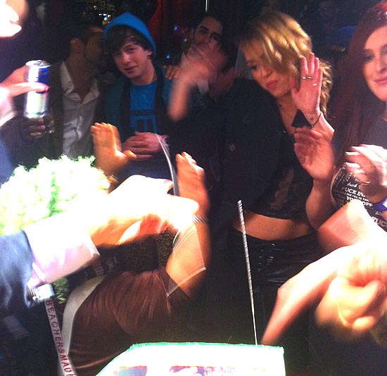 Miley Cyrus e seu bolo de Bob Marley