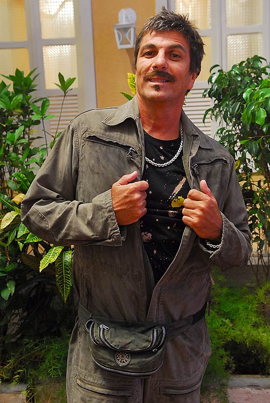 O ator e músico Evandro Mesquita caracterizado como o mecânico Paulão do seriado "A Grande Família", da TV Globo