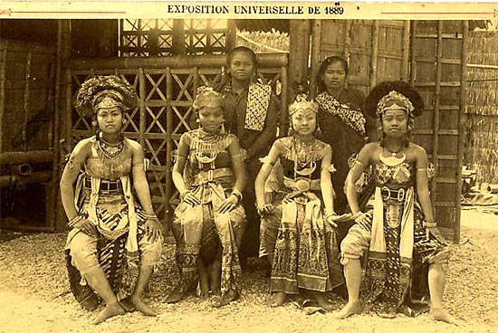 Cartão postal apresenta javanesas Kapong na Exposição Universal de Paris de 1889, que marcou a inauguração da Torre Eiffel