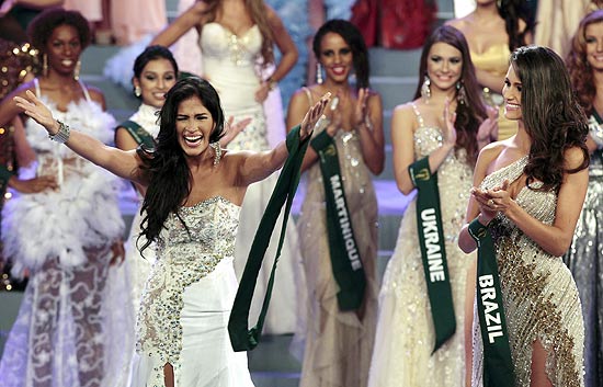 A equatoriana Olga Alva no momento em que foi proclamada Miss Terra; à direita, a brasileira Driely Bennettone