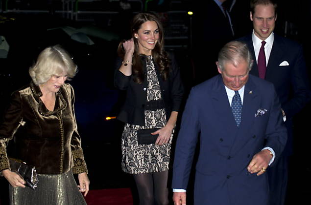 Camila, Kate Middleton (com a bolsinha protegendo a barriga), Charles e William