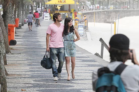 Marjorie Estiano e Rafael Cardoso gravam na orla da praia do Pepino, no Rio