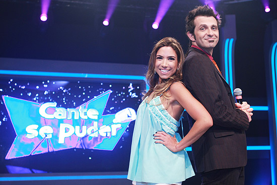 Patrícia Abravanel e Márcio Ballas, que apresentam atualmente o programa "Cante Se Puder"