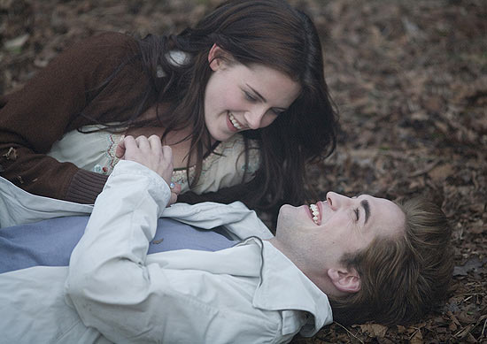 Kristen Stewart e Robert Pattinson em cena do filme "Crepúsculo"