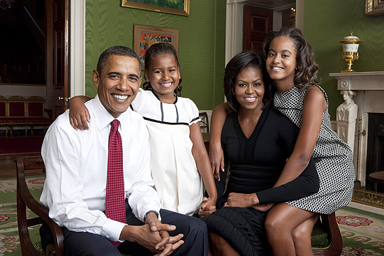 Barack Obama ao lado de Michelle e suas filhas, Sasha and Malia, em foto de 2009