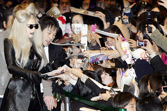 Lady Gaga chegou a atender alguns fãs no aeroporto