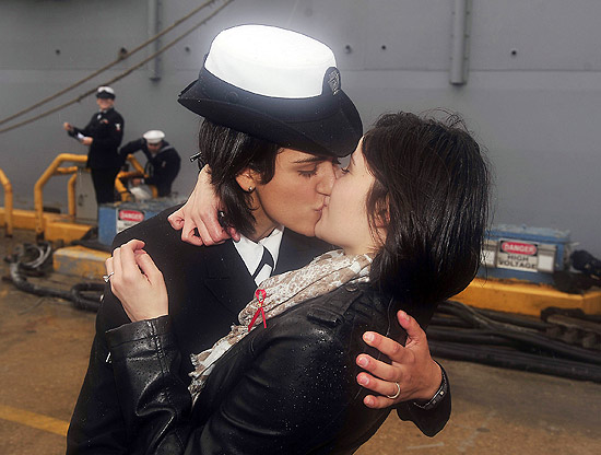 Casal de lésbicas se beija em tradição da Marinha americana pela primeira vez