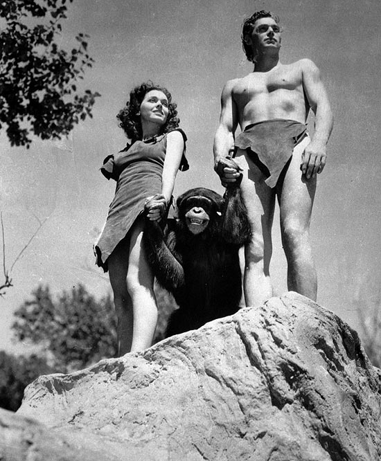 Johnny Weissmuller, como Tarzan, Maureen O'Sullivan, como Jane, e Chita (Cheetah), o chimpanz, em cena do filme "Tarzan, O Homem Macaco"