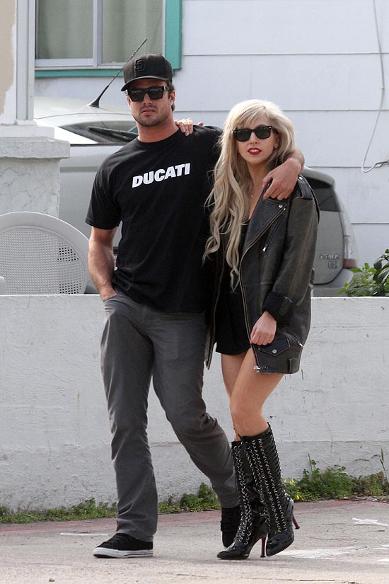A cantora Lady Gaga com o novo namorado, o ator Taylor Kinney, da série "The Vampire Diaries"