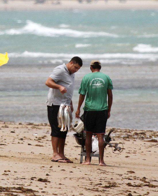 O ex-jogador Ronaldo, que comprou um cardume de peixes na praia em Trancoso (BA)