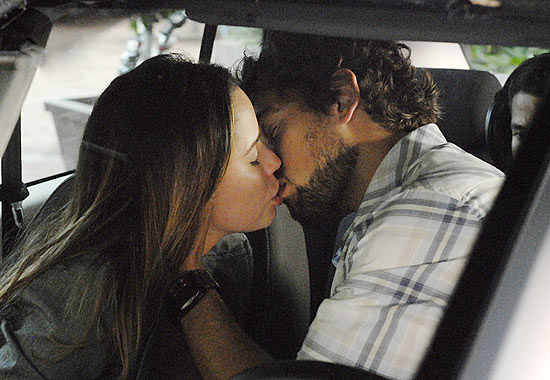 Ana (Fernanda Vasconcellos) e Rodrigo (Rafael Cardoso) se beijam em cena da novela "A Vida da Gente"