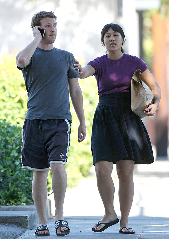 Mark Zuckerberg e Priscilla Chan perto da casa onde moram em Palo Alto