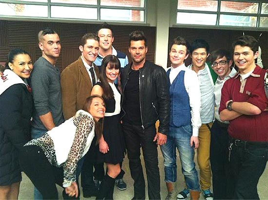 Rick Martin posta foto com o elenco de "Glee"