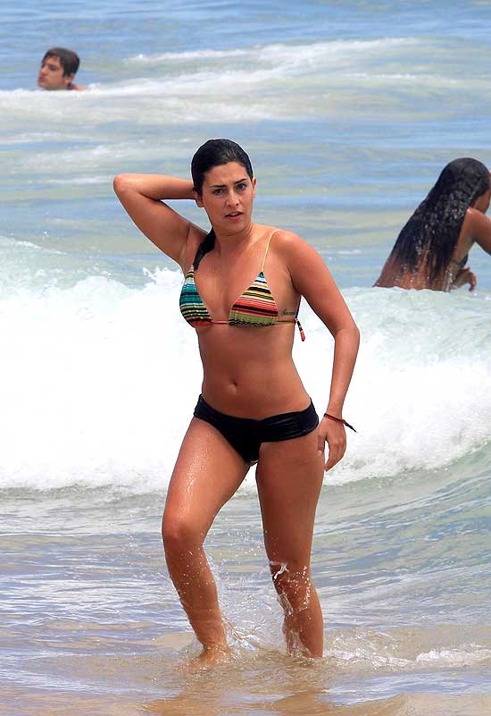 Fernanda Paes Leme aproveita a praia do Leblon, no Rio