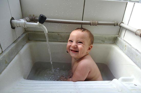 Thiago Lucas feliz com o seu banho no tanque