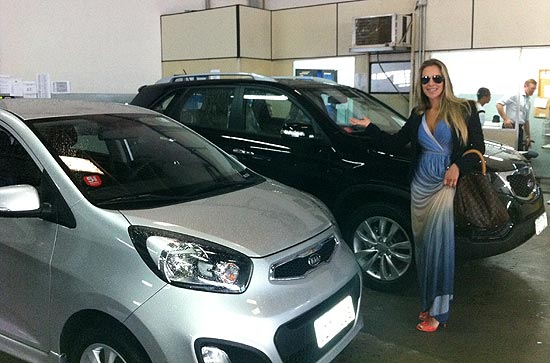 Joana Machado com os dois carros que ganhou em "A Fazenda"