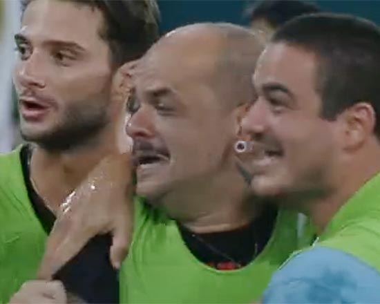 Jõao Carvalho chora após ganhar a prova do Líder 