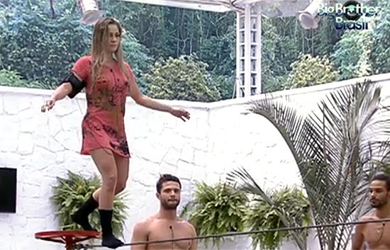 Observada por Ronaldo e Daniel, Renata tenta se equilibrar na corda-bamba