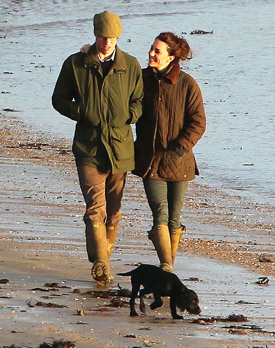 Príncipe William e Kate Middleton passeiam com o novo membro da família real