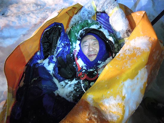 Foto fornecida por Young Chun Kim mostra o alpinista depois de ser encontrado pelas equipes de resgate 