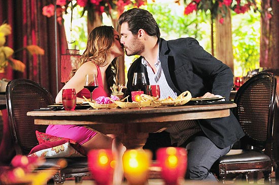 Ana (Fernanda Vasconcellos) e Lúcio (Thiago Lacerda) se beijam em cena da novela "A Vida da Gente", da Rede Globo