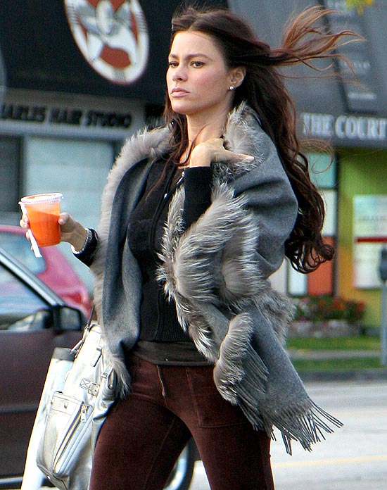 Sofia Vergara deixa o café de lado e passeia com copo de suco na mão