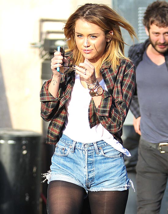 Miley Cyrus passeia de cabelos curtos